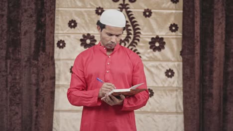 Hombre-Musulmán-Pensando-Y-Escribiendo-Notas-En-Un-Libro