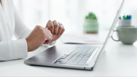 Oficina,-Manos-Escribiendo-Y-Mujer-Con-Laptop