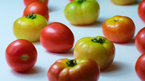 Variedad-De-Tomates-Rojos-Y-Amarillos-Colocados-Sobre-Una-Superficie-Blanca