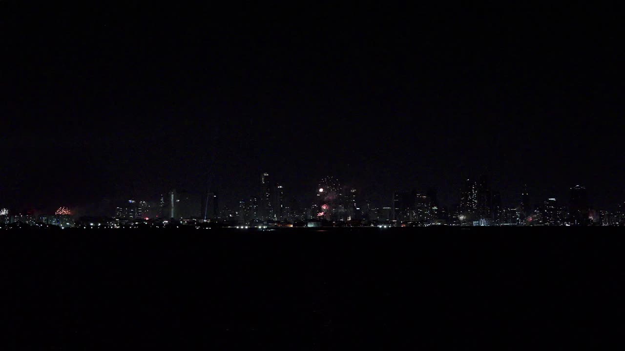 자정에 새해 전야에 모든 곳에서 불꽃 놀이가있는 파나마 시티
