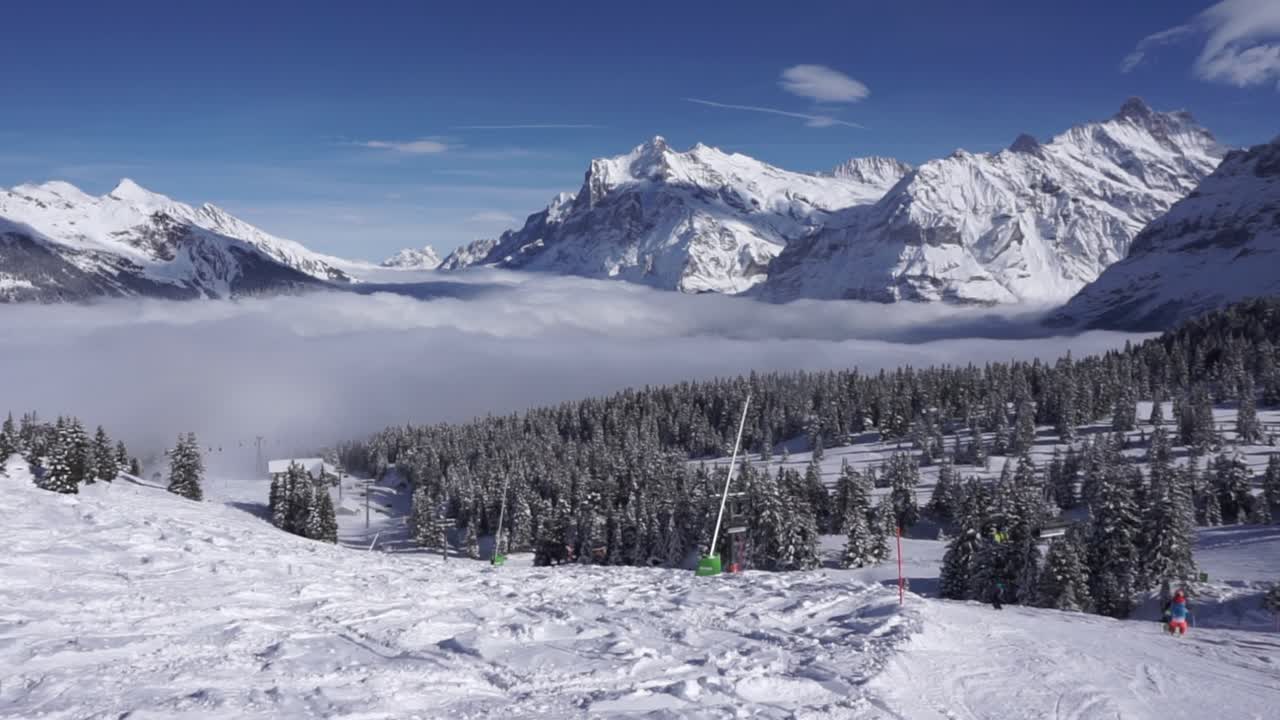 zona de esquí en los alpes suizos con gente y telesillas en la zona de esquí de invierno de beckenried