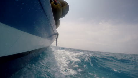 Snorkelling-boat-traveling-on-the-ocean-in-the-Maldives