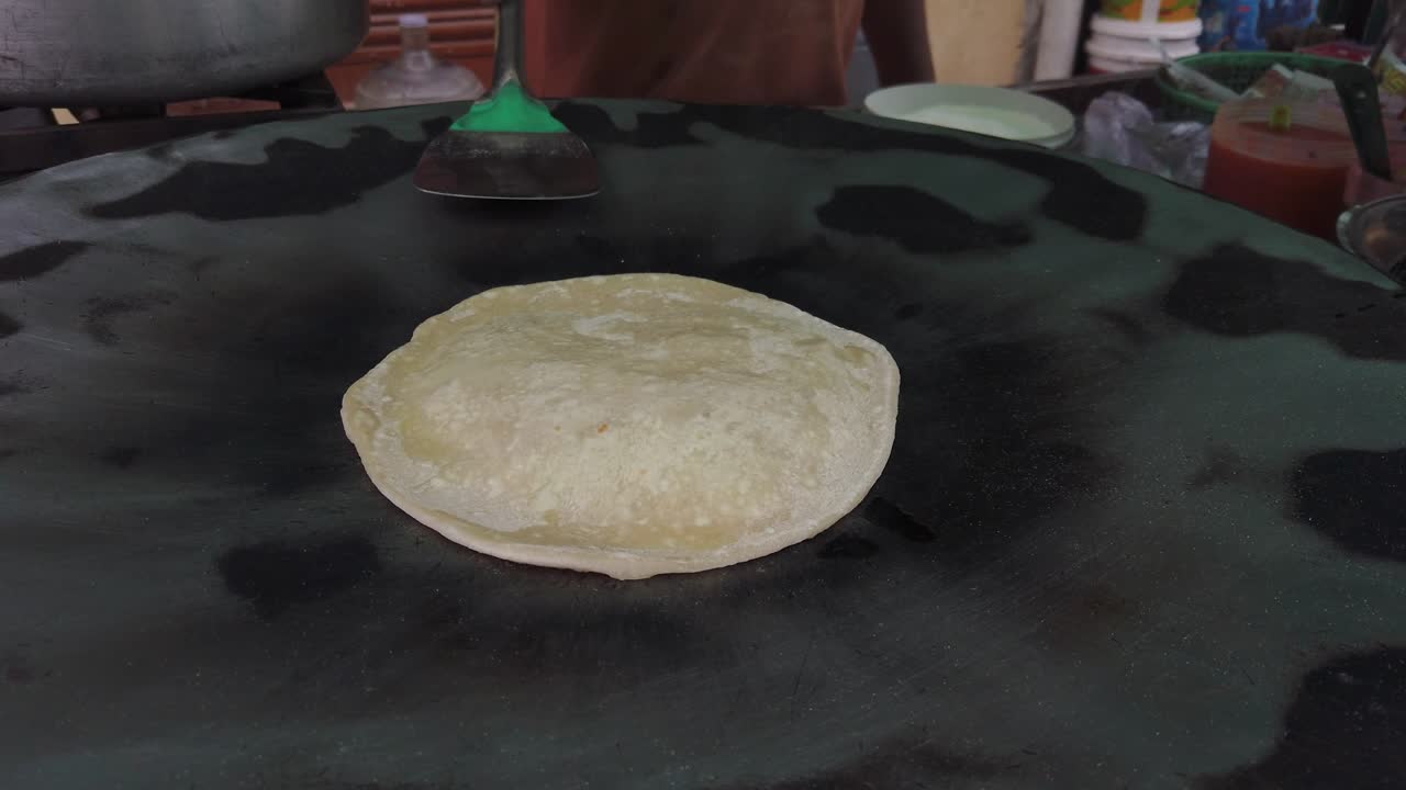 Proses pembuatan makanan jalanan India tradisional dan otentik