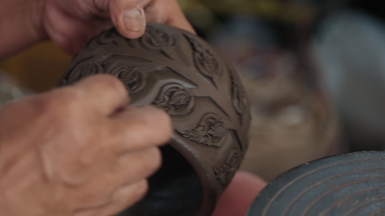 일 하는 도자기 예술가