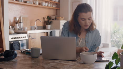 Schöne-Junge-Frau,-Die-Einen-Laptop-Computer-Benutzt-Und-Von-Zu-Hause-Aus-Arbeitet.-Studentisches-Brainstorming-Projekt,-Das-Informationen-Online-Recherchiert,-Notizen-Schreibt-Und-Das-Lernen-Genießt