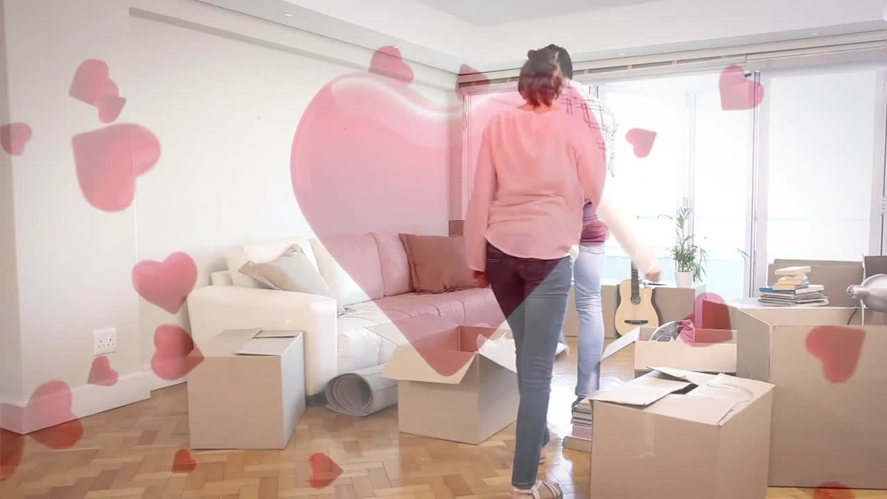 카드보드 상자 를 들고 있는 부부