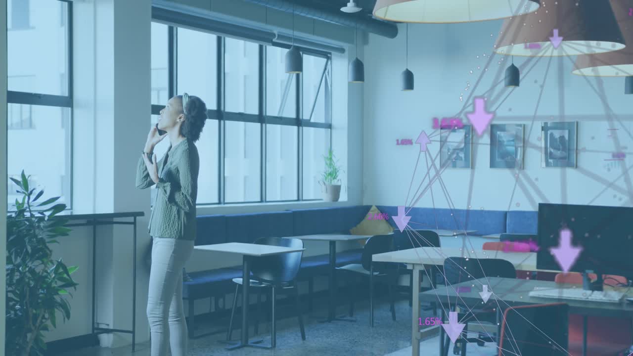 animación de la red de conexiones sobre mujer de negocios afroamericana que trabaja en la oficina