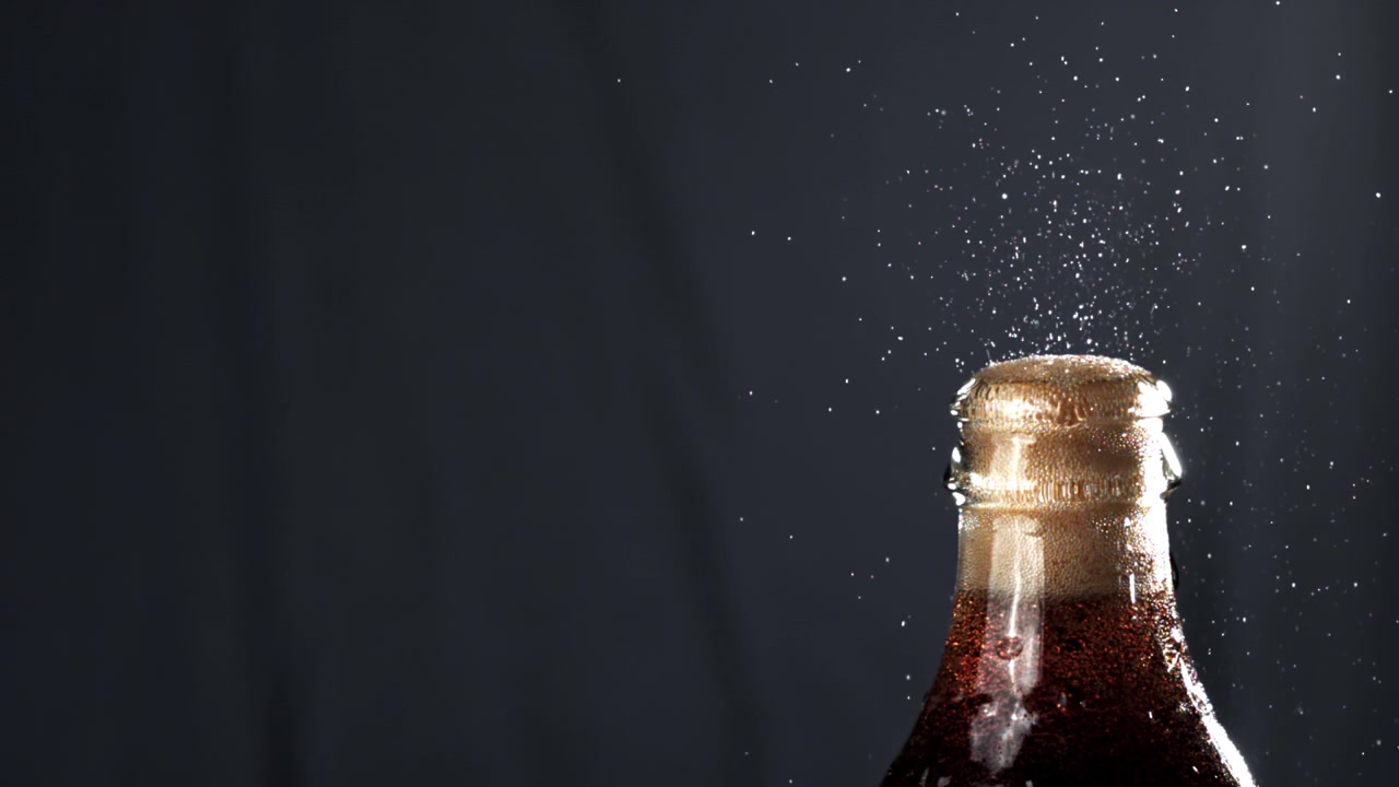 Primo piano di una bottiglia di bibita gassata con effervescenza e bollicine