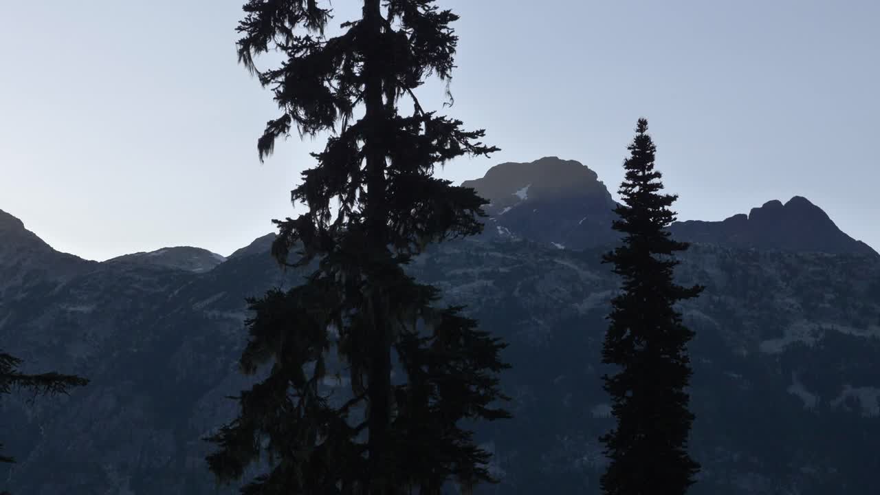 montañas rocosas del glaciar en el parque provincial de joffre lakes cerca de pemberton, columbia británica, canadá