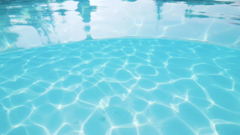 フランス の 露天 プール の 水中 の 景色