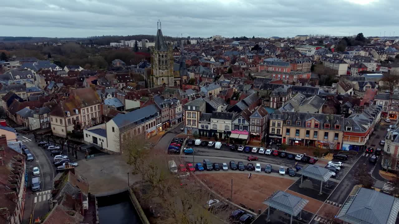 Drone voando sobre os telhados da cidade velha de L'Aigle com a igreja de Saint Martin na Normandia, França. Vista aérea frontal, paisagem urbana.