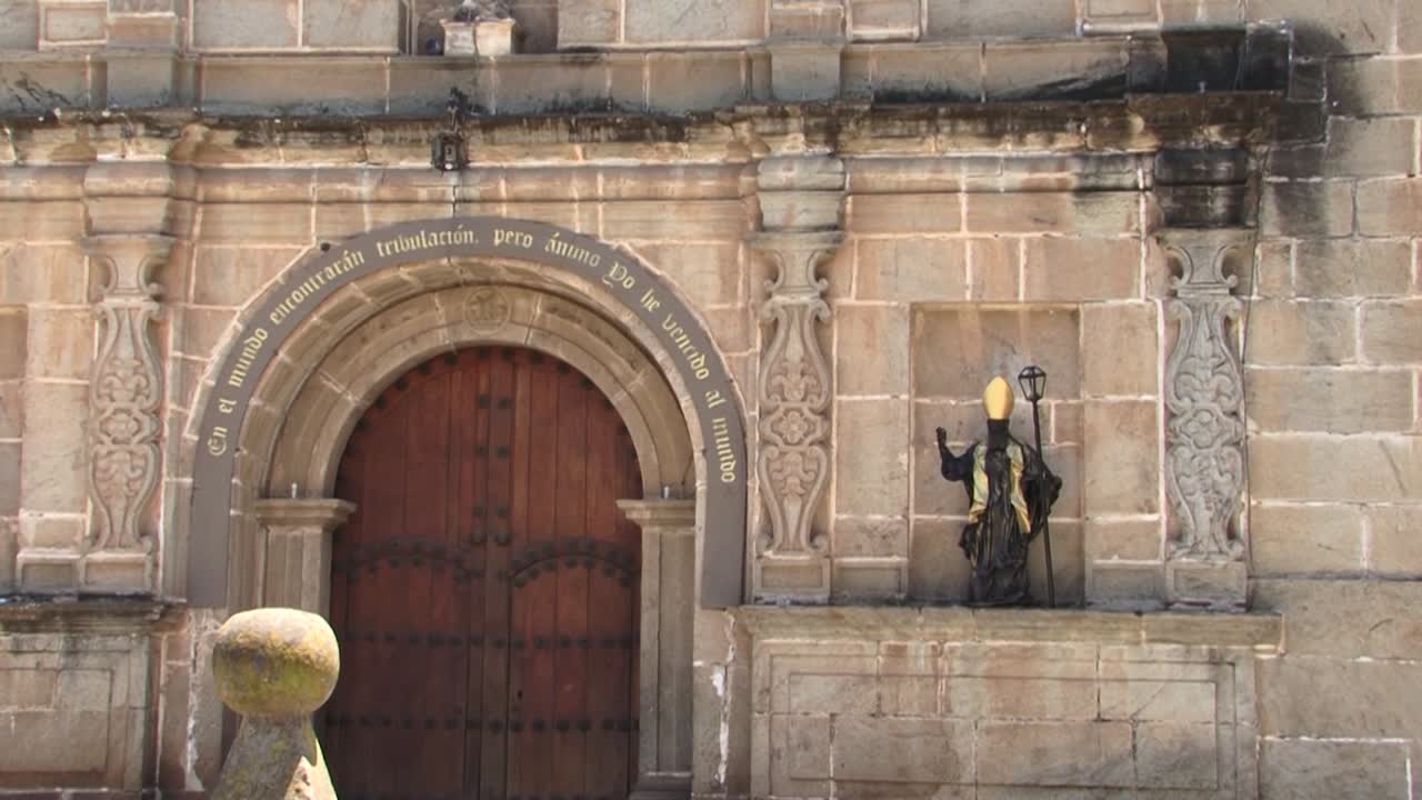 entrada de la iglesia y monasterio escuela de cristo en antigua, guatemala