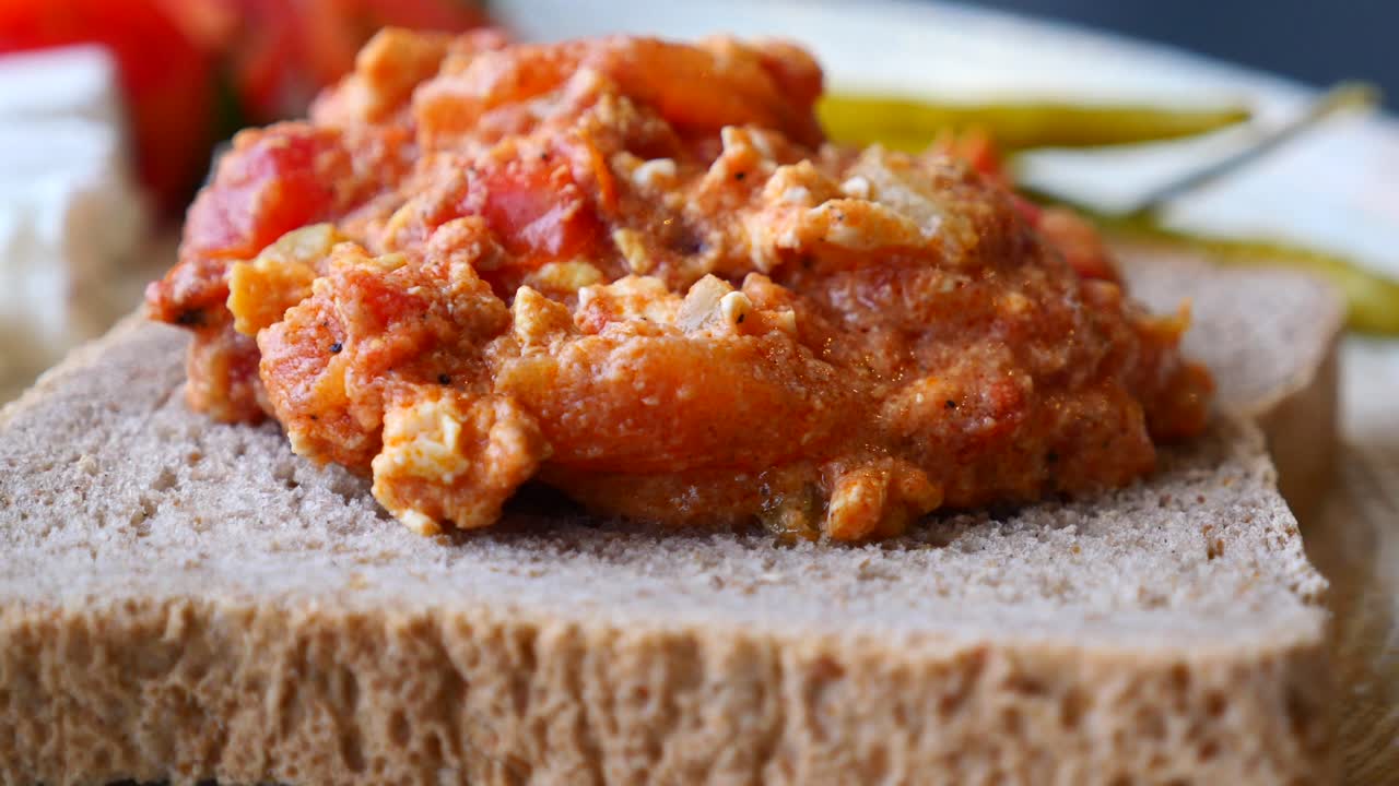 전체 밀 토스트에 menemen 샌드위치