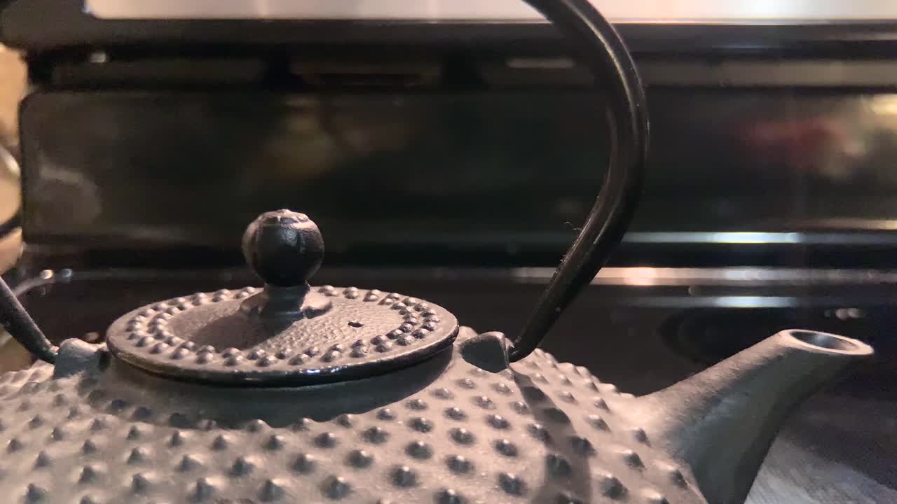 아름다운 빈티지 냄비에 끓기 시작하는 물