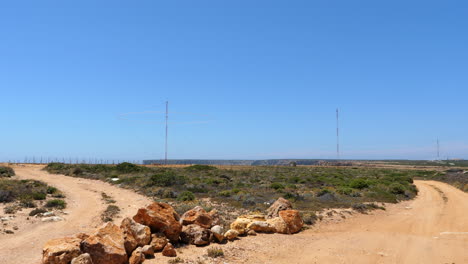 Estación-De-Radio-De-Navegación-De-Largo-Alcance-Loran-Y-Antenas-En-Un-Día-Soleado
