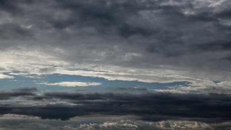 el lapso de tiempo de un cielo oscuro dramático tormentoso