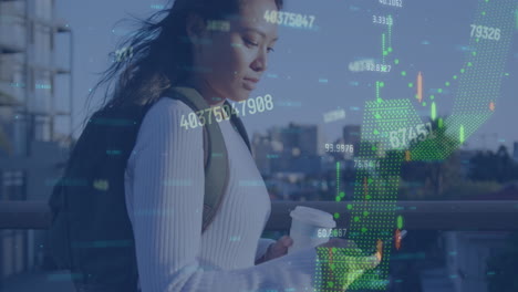 animación del procesamiento de datos sobre una mujer biracial usando un teléfono inteligente