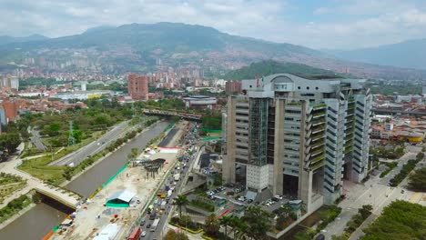 Langsam-Umlaufende-4K-Aufnahmen-Des-Empresas-Públicas-Gebäudes-Im-Stadtzentrum-Von-Medellin