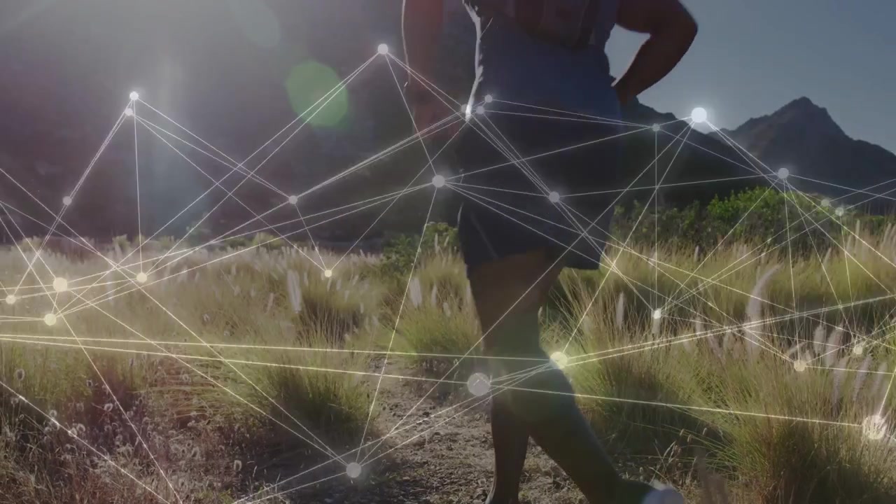 Uomo che percorre un sentiero, corre verso la cresta per fitness, con overlay di nodi e lens flare che guidano il percorso.