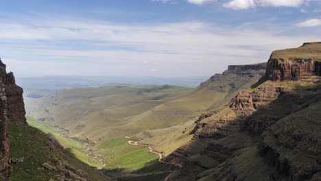 La-Sombra-De-La-Nube-Pasa-Sobre-Vehículos-Diminutos-En-La-Carretera-De-Montaña-Muy-Por-Debajo