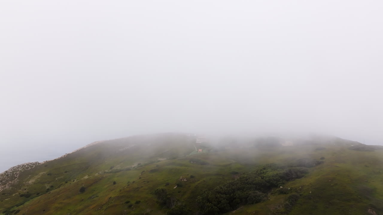 안개 가 가득 한 산악 풍경