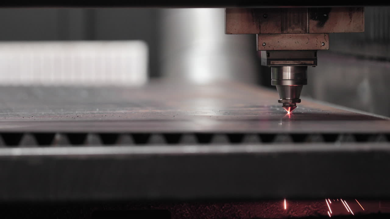 corte por láser de metal en un taller de fabricación - tecnología industrial moderna - primer plano