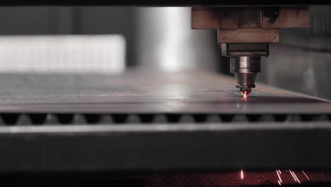 corte por láser de metal en un taller de fabricación - tecnología industrial moderna - primer plano