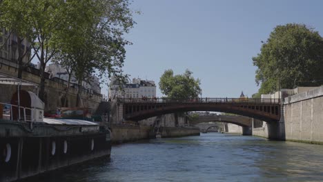 Blick-Auf-Die-Stadt-Und-Die-Brücken-Vom-Touristenboot-In-Der-Ile-Saint-Louis-In-Paris,-Frankreich,-Aufgenommen-In-Zeitlupe