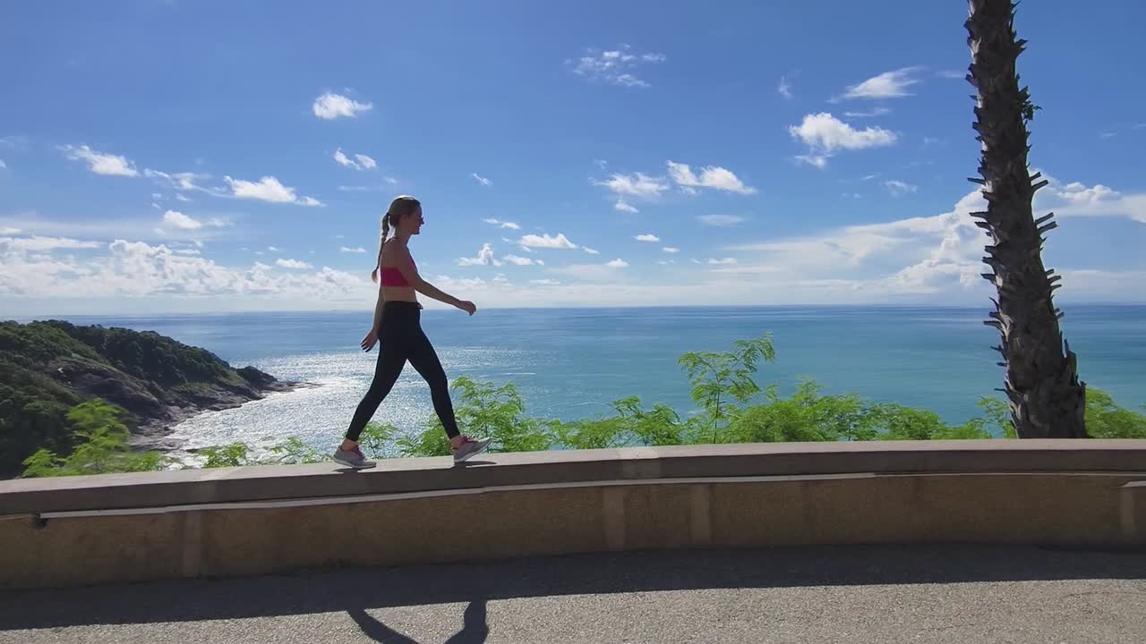 해안 길 을 따라 고 있는 여자