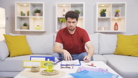 Un-Trabajador-De-Oficina-En-Casa-Sumerge-Accidentalmente-Sus-Gafas-En-El-Ojo.-Hombre-Torpe.