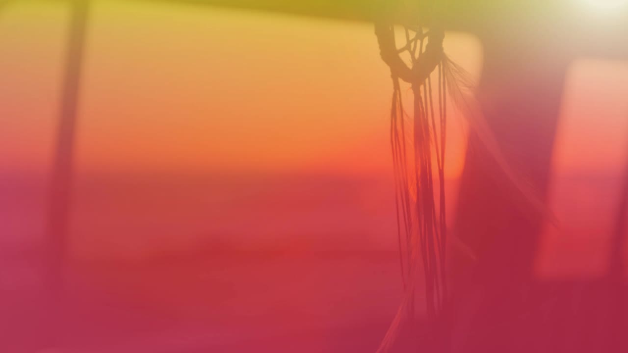 꿈을 잡는 사람의 애니메이션이 바람에 움직이고 노란색에서  ⁇ 은색으로 배경에 해가 지고 있습니다.