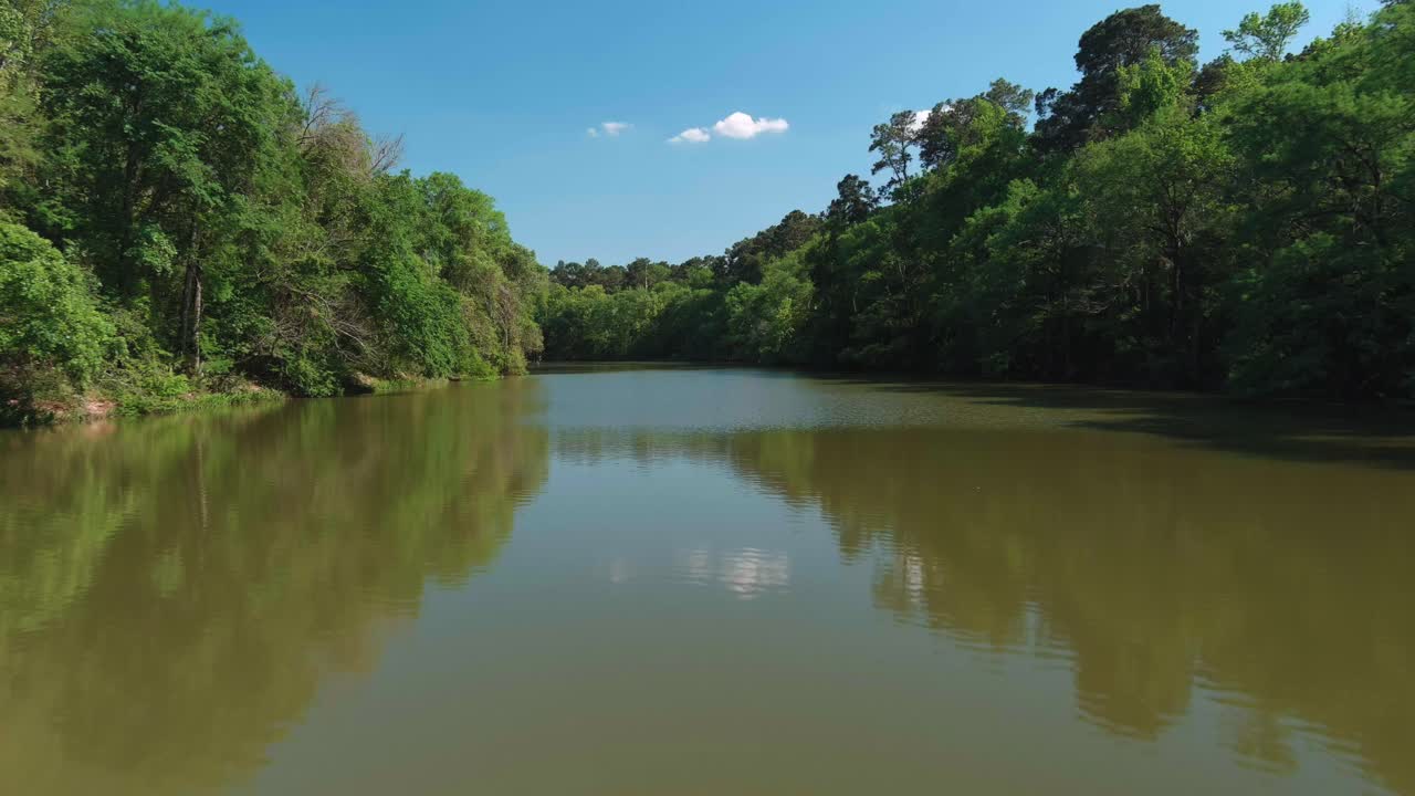 Ripresa aerea 4K di un grande lago a Houston, situato vicino alla diga del Lago Houston.