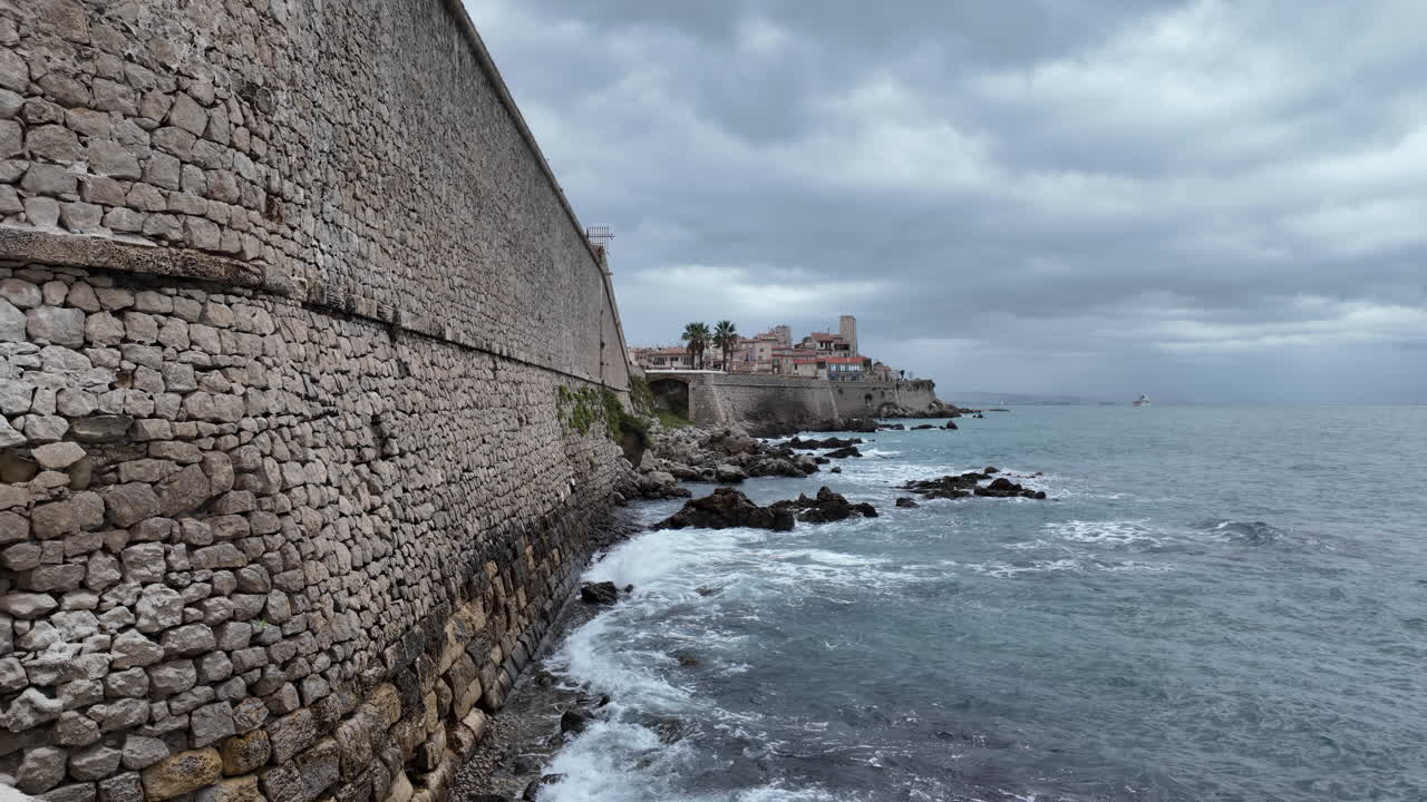 Onde che si infrangono contro le rocce lungo una costa rocciosa