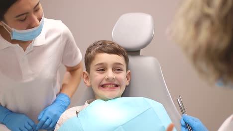 niño feliz en el dentista