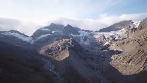 vuelo de drones alpes con nubes en austria vorarlberg
