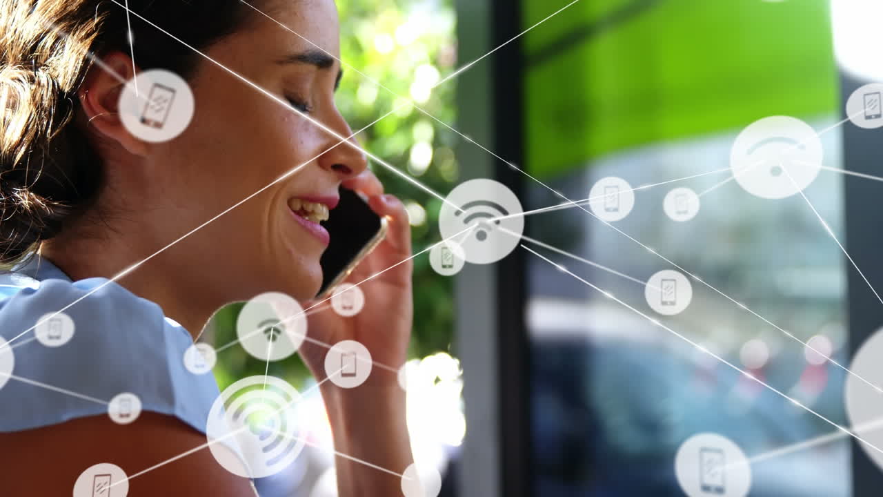 animación de conexiones sobre una mujer caucásica feliz haciendo una llamada telefónica