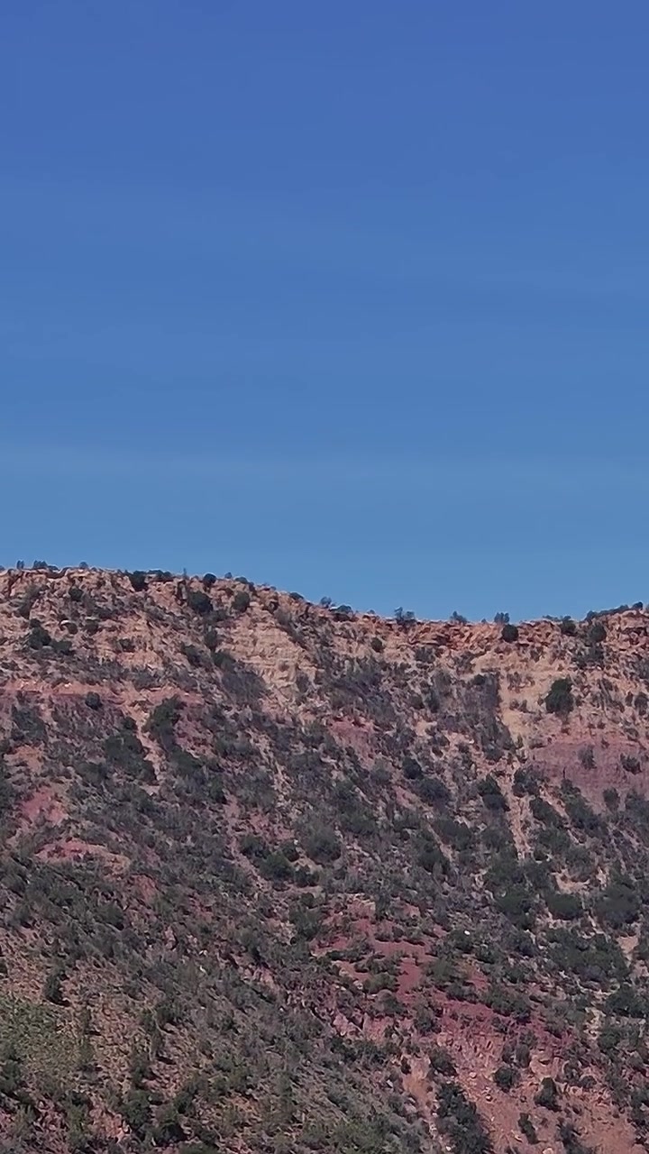 Vista aerea di una montagna in Marocco con cielo azzurro limpido.