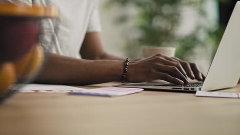 Kippen-Eines-Mannes,-Der-Zu-Hause-Einen-Laptop-Benutzt