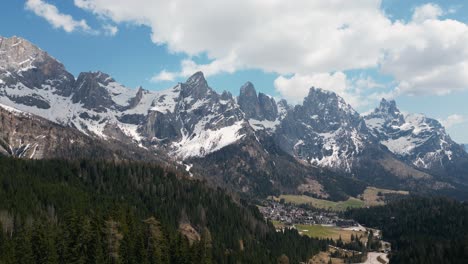 el majestuoso paisaje de las montañas dolomitas en primavera