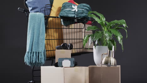 video de un carrito de compras con compras con espacio de copia sobre un fondo gris