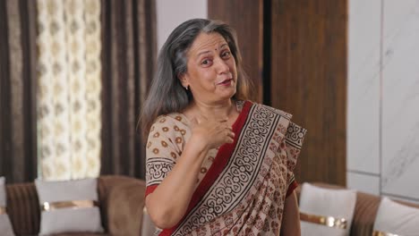 mujer india de edad feliz hablando con alguien