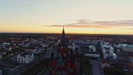 Vastervik,-Suecia-Puesta-De-Sol-Paisaje-Urbano-Centro-De-La-Ciudad---Revelación-De-Retroceso-Aéreo