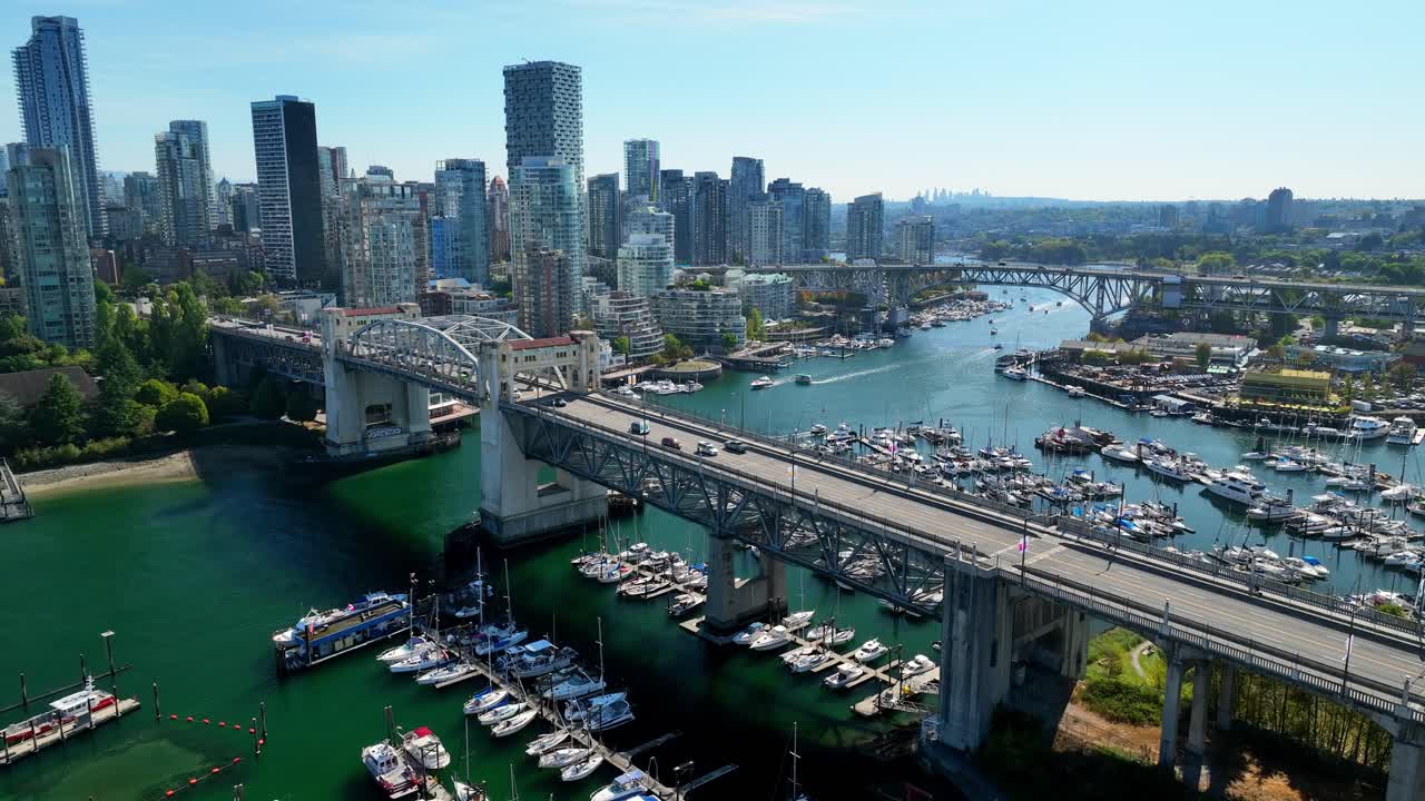 캐나다 브리티시 컬럼비아 주 밴쿠버 에 있는 그랜빌 섬 을 내려다보는 버라드 스트리트 다리 와 팔스 크리크 를  ⁇ 고 있다