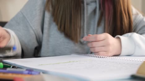 estudiando con el marcador verde