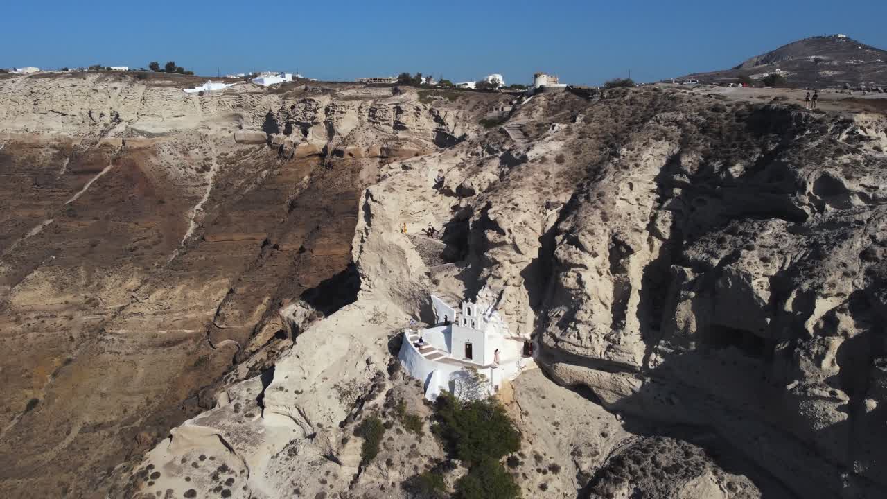 vista aérea superior de colinas con iglesia durante el día en la caldera de santorini, grecia
