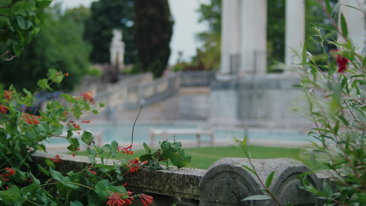 꽃과 건축물이 있는 아름다운 정원