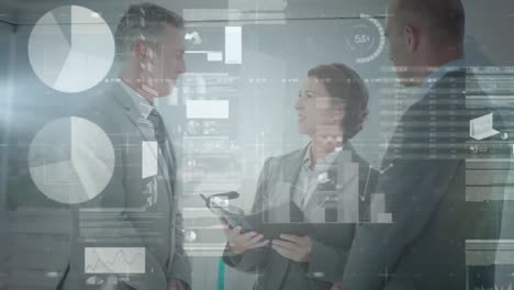 animación del procesamiento de datos financieros sobre los empresarios caucásicos