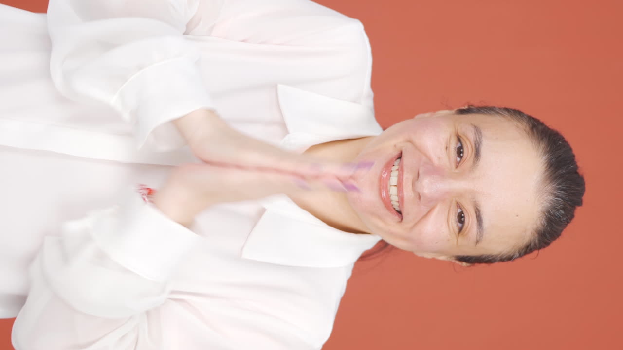 vídeo vertical de una mujer excitada.