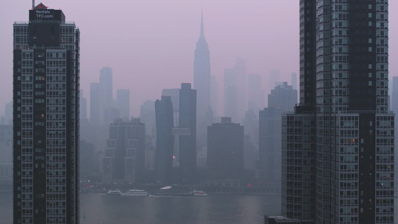 Cidade de Nova Iorque sob uma camada de fumaça dos incêndios florestais canadenses