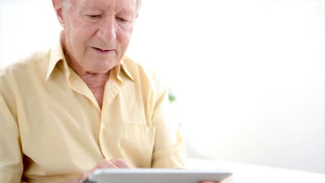 hombre viejo tocando una tableta